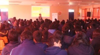 M&aacute;s de 200 alumnos del Liceo Machal&iacute; siguieron atentos la exposici&oacute;n del defensor penal juvenil, Rodrigo Cabezas