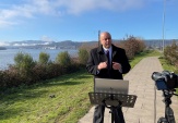 Desde la costanera, frente a la antigua estaci&oacute;n de trenes de Valdivia, el directivo destac&oacute; el programa piloto de defensa en comisar&iacute;as. 