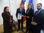 Ejemplares de la Revista 93 y del Proyecto Inocentes obsequiaron a la primera autoridad regional Jos&eacute; Fern&aacute;ndez.    