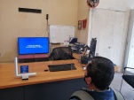 En el &aacute;rea de atenci&oacute;n de p&uacute;blico, en la Defensor&iacute;a Local de Valpara&iacute;so, un representado mira las c&aacute;psulas para conocer el sistema penal.
