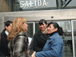In&eacute;s Fuentes agracede a su defensora, Jaqueline Stubing, a la salida del tribunal.