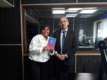 Defensor Regional Renato Gonzalez junto a la periodista Silvia Paill&aacute;n en entrevista en radio Esperanza difunidiendo glosario en mapuzungun 