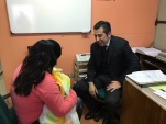 El jefe de estudios, Boris Hrzic conversa con la &uacute;nica mujer con hijo lactante del CCP de Vallenar. 