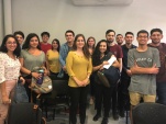 La defensora penal juvenil Georgina Guevara y un grupos de alumnos de Derecho de la UDP.
