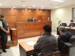 El egresado del programa de Tribunal de Tratamiento de drogas (TTD) junto a su defensor penal p&uacute;blico, Ra&uacute;l Gil, en su &uacute;ltima audiencia.  