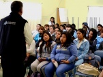 El Defensor Regional de Tarapac&aacute; expone ante los estudiantes de origen ind&iacute;gena del Liceo de Pozo Almonte.