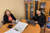 La jefa de Estudios, Violeta Villalobos junto a la alumna en pr&aacute;ctica, Katia Gonz&aacute;lez preparan el alegato de la causa en la Corte de Apelaciones
