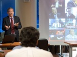 El periodista Mario Aguilera, editor de CNN Chile, mostr&oacute; varios casos de buenas y malas vocer&iacute;as.
