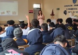 La jefa de la Unidad de RPA de la DRMN, Patricia Cisternas, contesta preguntas de los estudiantes del emblem&aacute;tico Liceo Manuel Barros Borgo&ntilde;o. 