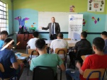 El defensor juvenil Rodrigo Arancibia junto a los j&oacute;venes internos en el CIP de Arica.
