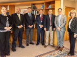 Al centro, el Defensor Nacional y el embajador Juan Pablo Lira, junto a los abogados hondure&ntilde;os que visitan el pa&iacute;s.