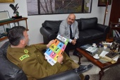 El Defensor Regional, Jos&eacute; Luis Craig, hizo entrega de afiches sobre derechos del imputado al General de Carabineros en el Maule. 