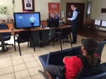 El actor &Aacute;lvaro Escobar aparece en uno de los videos de la DPP exhibidos en la pantalla de difusi&oacute;n del Gobierno Regional de Tarapac&aacute;.