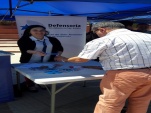 Claudia Munita distribuy&oacute; material de difusi&oacute;n institucional a los vecinos