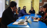 El defensor regional, Claudio Aspe, y la encargada de la unidad de apoyo a la gesti&oacute;n de defensa,, Macarena Meza, realizaron el operativo.