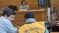 Defensor Borquez, explica a su representado lo resuelto por el juez de garant&iacute;a. 