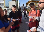 Adolescentes iquique&ntilde;os, acompa&ntilde;ados por la madre de una de ellos, atienden a los datos del Proyecto Inocentes. 