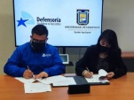 El Defensor Regional y la Directora de la sede Iquique de la Universidad de Tarapac&aacute; estampan sus firmas en el convenio.