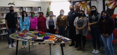 Las mujeres internas del CCP Copiap&oacute;, que participaron del taller de crochet, posan junto a la defensora Marsella Rojas y la profesora, Viviana Garc&iacute;a