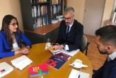 El defensor regional, Ra&uacute;l Palma hace entrega del material de difusi&oacute;n sobre derechos ind&iacute;genas. 