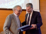 El Defensor Nacional, Andr&eacute;s Mahnke, entreg&oacute; un reconocimiento a Milton Juica, ex presidente de la Corte Suprema.