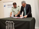 El convenio de colaboraci&oacute;n fue suscrito por el Defensor Nacional, Georgy Schubert, y el Director Nacional de Gendarmer&iacute;a, Marco Fuentes.