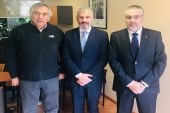 El senador Prohens junto al Defensor Regional, Ra&uacute;l Palma y el director administrativo, Patricio Gajardo.