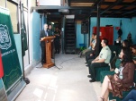 El defensor regional, Ra&uacute;l Palma Olivares felicita a los participantes del curso Dise&ntilde;o y Confecci&oacute;n de Tejido a Telar