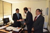Los abpgados de la Unidad de Estudios de la DPP Rodrigo Flores y Jaime Venegas hacen entrega del material de difusi&oacute;n al oficial de la PDI.