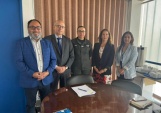 Los defensores Regionales Metropolitanos, Daniela B&aacute;ez y renato Gonzalez, en las dependencias de la nueva Alcaide del CDP Santiago Uno.