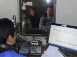 El Defensor Regional, Claudio G&aacute;lvez, el Seremi de Justicia, Leonel Huerta y la facilitadora intercultural en la radio Parinacota, 94.5FM 
