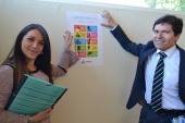 Defensor Local Jefe de Temuco Patricio Salinas y la alumna en practica egresada de derecho Carolina Mora pegan afiche en TG. 