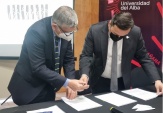 Junto al convenio y a la charla para estudiantes de la U del Alba,el Defensor Regional entreg&oacute; al Vicerrector un ejemplar de la Revista 93 