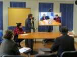 La actriz, la defensora y el monitor revisan el video de una de las entrevistas para comentarla con el resto de los asistentes
