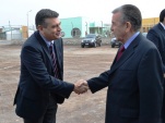 El Defensor Regional de Tarapac&aacute; saluda al ministro  de la Corte Suprema, Juan Araya Elizalde, en una visita a terreno.