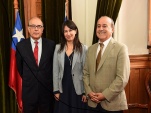 La Defensora Regional Castel y el abogado Pedro Narva&eacute;z, visitaron al presidente de la Corte de Santiago, Miguel V&aacute;squez