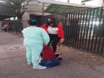La deensora penal p&uacute;blica Ana&iacute;s Mora e Isabel conversan a la salida de la c&aacute;rcel de San Miguel