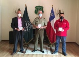 El Defensor Regional tambi&eacute;n hizo entrega a ambas autoridades de varias ediciones de la publicaci&oacute;n institucional, Revista 93.