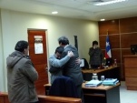 El abrazo entre el defensor Nelson Troncoso y el imputado absuelto. 