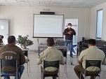 El defensor p&uacute;blico Claudio Vigueras durante su exposici&oacute;n en la S&eacute;ptima Comisar&iacute;a, transmitida por video a otras tres unidades policiales.