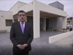 El Defensor Regional ante el nuevo edificio institucional en Alto Hospicio.