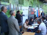 En un remozado &oacute;valo de la ex Penitenciar&iacute;a, el Defensor Nacional y el Defensor Regional Metropolitano Norte observan el proceso de atenci&oacute;n.