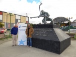 Funcionarios Hugo Fern&aacute;ndez y Jaime Obando alzaron el pend&oacute;n institucional en Cerro Sombrero.