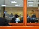 Al final de la audiencia de juicio oral,  permanecen en la sala la absuelta (a la derecha), respaldada por sus defensores penales p&uacute;blicos.