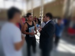 El defensor conversando con los extranjeros 