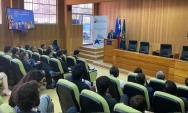 El defensor regional, Ra&uacute;l Palma rinde su balance de gesti&oacute;n ante 70 personas en el sal&oacute;n de juicio oral de la Universidad de Atacama. 
