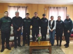 La defensora B&aacute;rbara Chand&iacute;a con algunos funcionarios de Gendarmer&iacute;a que participaron de la charla sobre la misi&oacute;n institucional 