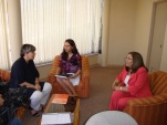 La directora del INDH, Lorena Fr&iacute;es (izquierda); la Defensora Regional, B&aacute;rbara Katz, y la defensora penal mapuche Mar&iacute;a del Rosario Salamanca.