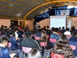 La defensora Natalia Andrade ante el amplio grupo de atentos estudiantes.