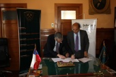 El Defensor Regional de Atacama, Ra&uacute;l Palma y el Rector de la Universidad de Atacama, Celso Arias firman convenio de cooperaci&oacute;n. 